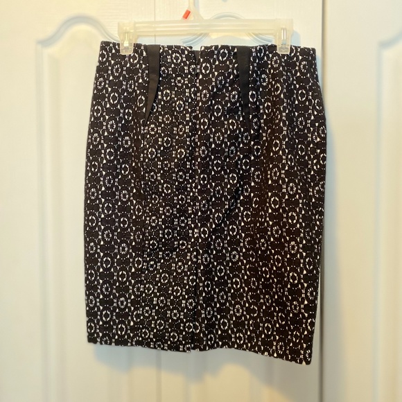 Black skirt - Picture 1 of 2